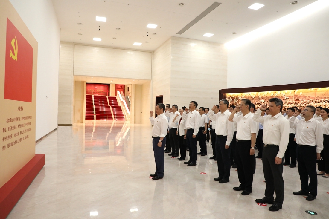 中國中化黨員干部集體參觀“不忘初心、牢記使命”中國共產黨歷史展覽并重溫入黨誓詞