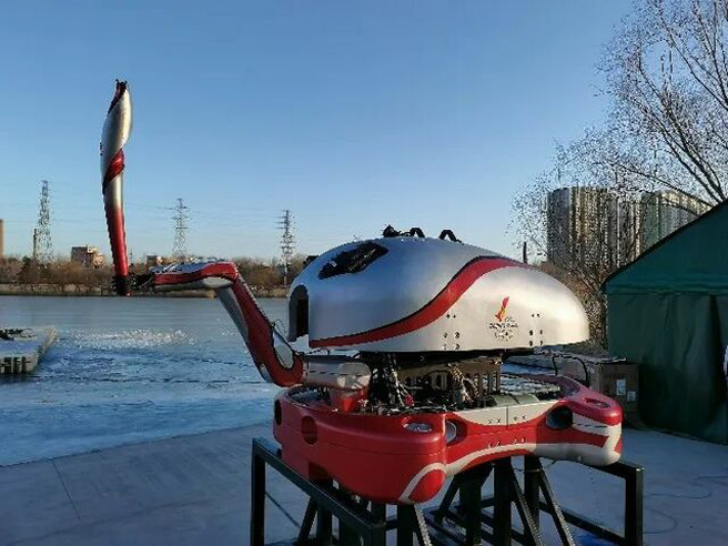 ?；褐W運史上首次機器人水下火炬接力