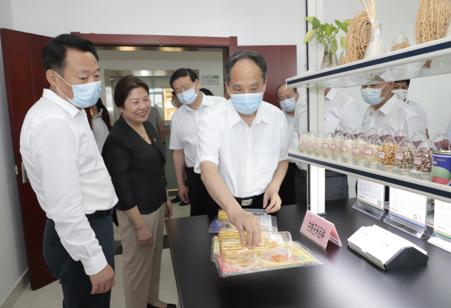 全國人大常委會副委員長吉炳軒調研荃銀高科